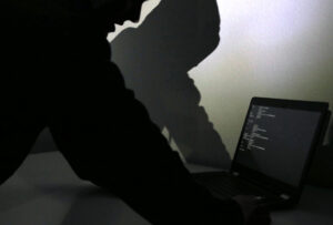 fbi-avertizeaza:-hackeri-rusi-vizeaza-conturi-signal-si-whatsapp-ale-oficialilor-si-jurnalistilor