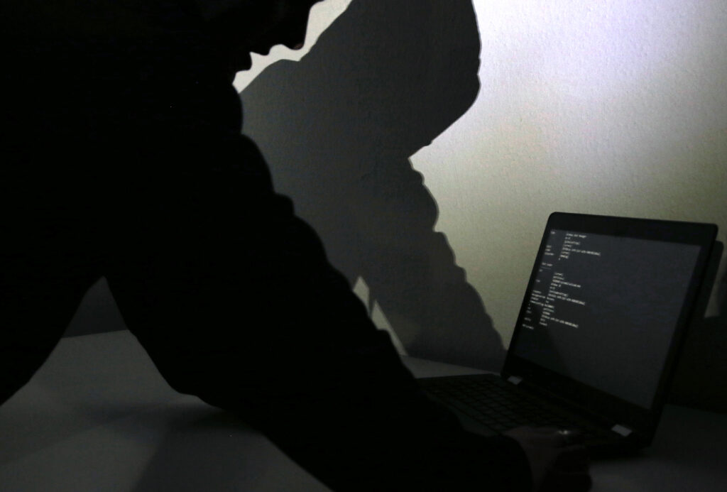 fbi-avertizeaza:-hackeri-rusi-vizeaza-conturi-signal-si-whatsapp-ale-oficialilor-si-jurnalistilor