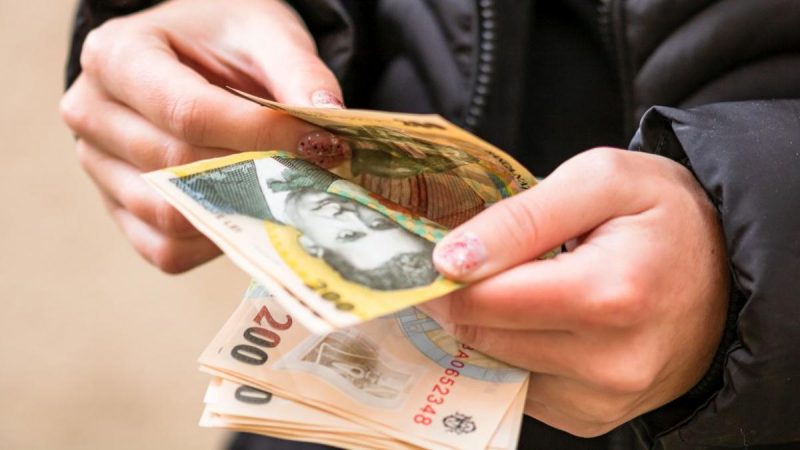 romanii-care-primesc-ajutor-financiar-la-paste-si-la-craciun.-conditiile-puse-de-stat-pentru-a-beneficia-de-bani