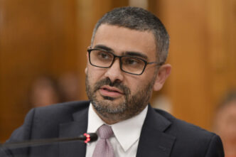 florin-manole:-mama-mea-a-lucrat-intr-o-croitorie-toata-viata.-salariul-ei-n-a-crescut-decat-odata-cu-salariul-minim,-indiferent-cat-de-mult-sau-cat-de-bine-a-muncit