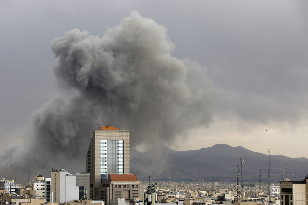 razboiul-din-orientul-mijlociu,-ziua-37-|-hezbollah-anunta-ca-a-atacat-o-nava-de-razboi-israeliena-/-5-membri-irgc,-morti-in-urma-atacurilor-savarsite-de-sua-si-israel-/-bahrain:-incendiu-stins-la-o-instalatie-dupa-un-atac-iranian