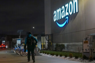 amazon-incheie-un-acord-cu-serviciul-postal-al-sua-pentru-un-miliard-de-colete-pe-an