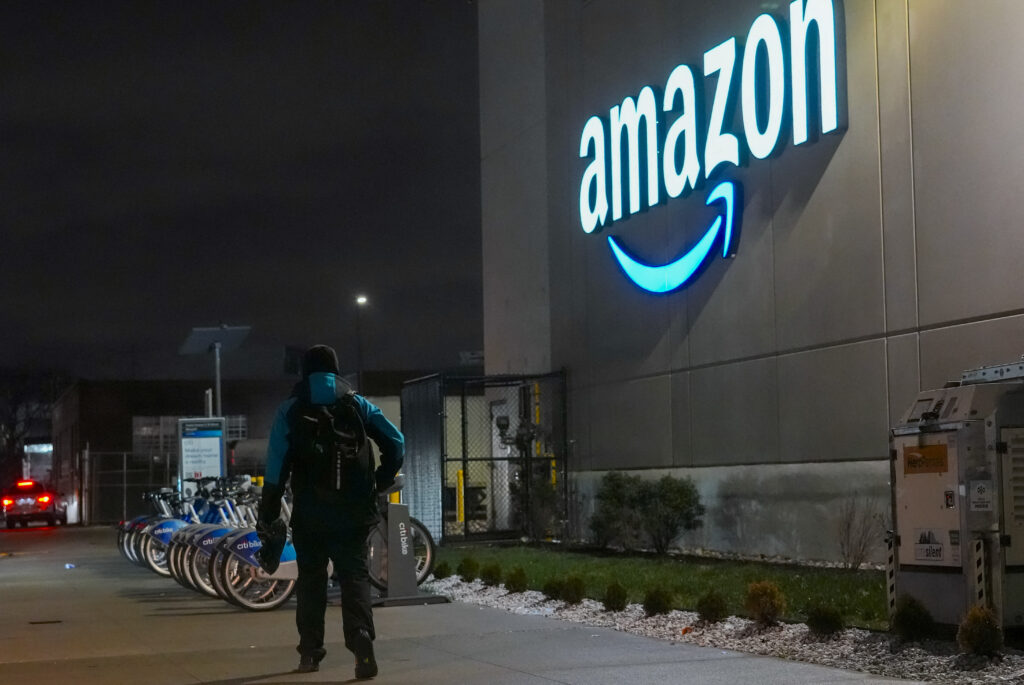 amazon-incheie-un-acord-cu-serviciul-postal-al-sua-pentru-un-miliard-de-colete-pe-an