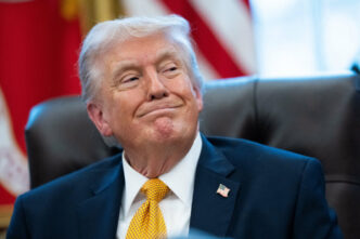 trump-afirma-ca-statele-unite-vor-contribui-la-fluidizarea-traficului-in-stramtoarea-ormuz,-dupa-anuntul-armistitiului