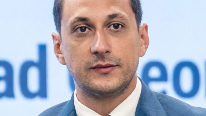 vlad-gheorghe:-ilie-bolojan-trebuia-sa-fie-chiar-mai-intransigent-fata-de-psd,-trebuia-sa-impinga-mai-multe-reforme,-doar-asa-se-castiga-increderea-cetatenilor,-chiar-daca-poate-se-pierde-increderea-celor-care-isi-pun-banii-in-cutiile-de-pantofi