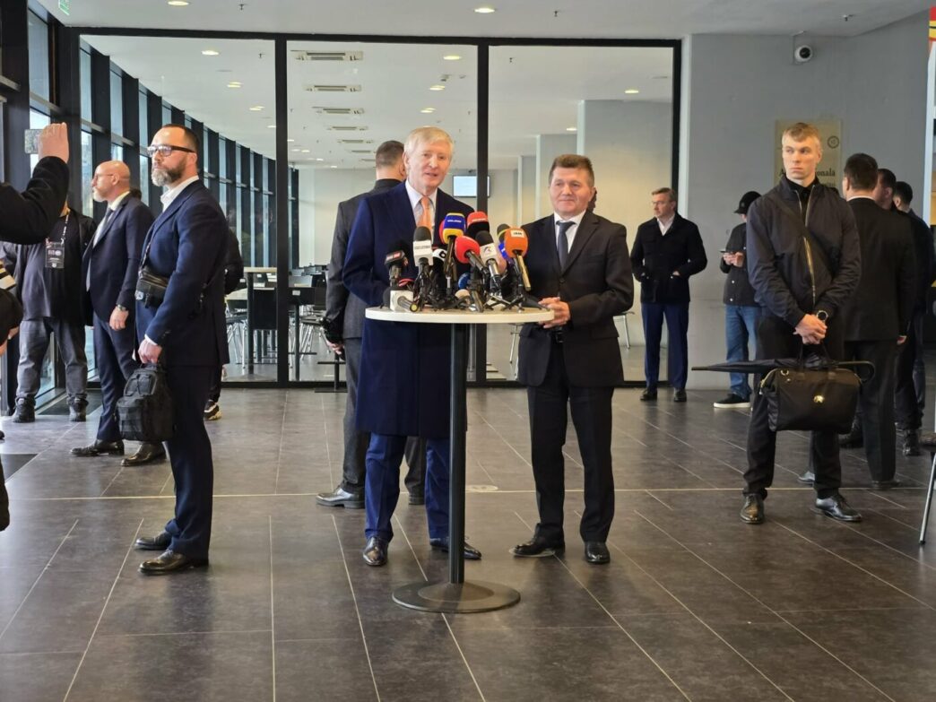 secretul-lui-rinat-ahmetov.-ce-era-ascuns-in-gentile-pe-care-le-aveau-bodyguarzii-sai-la-priveghiul-lui-mircea-lucescu