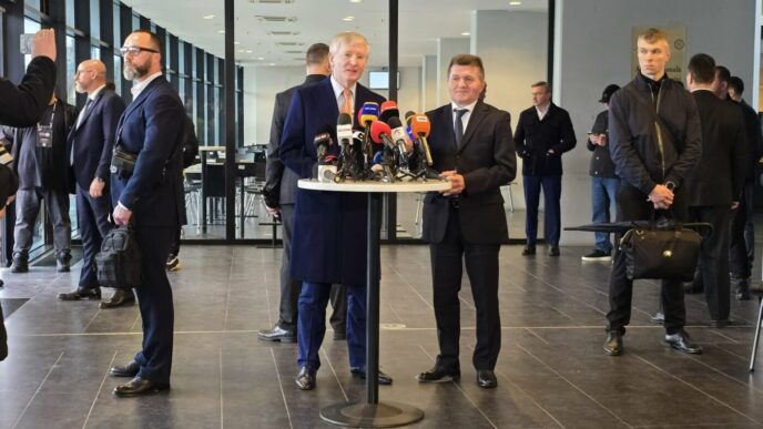 secretul-lui-rinat-ahmetov.-ce-era-ascuns-in-gentile-pe-care-le-aveau-bodyguarzii-sai-la-priveghiul-lui-mircea-lucescu