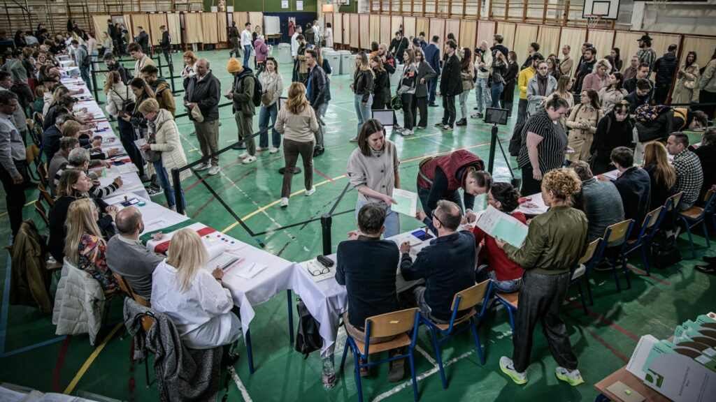 alerte-cu-bomba-la-doua-sectii-din-ungaria.-tensiune-la-vot,-pe-masura-participarii-istorice