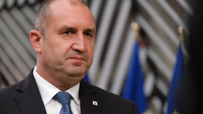 partidul-fostului-presedinte-al-bulgariei-este-in-frunte-la-alegerile-anticipate