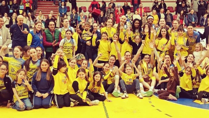 baschetbalistele-aradului-isi-pastreaza-medaliile-de-bronz-si-le-dedica-team-managerului