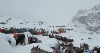 blocaj-pe-everest:-un-urias-de-gheata-tine-sute-de-alpinisti-captivi-la-tabara-de-baza