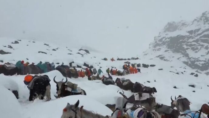 blocaj-pe-everest:-un-urias-de-gheata-tine-sute-de-alpinisti-captivi-la-tabara-de-baza