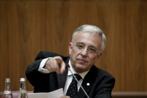 rezervele-de-valuta-ale-bnr-au-crescut-cu-2-miliarde-de-euro.-ce-munitie-de-aparare-a-leului-are-isarescu