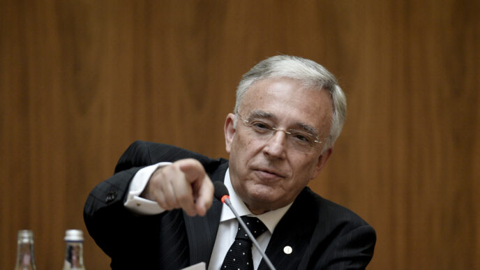 rezervele-de-valuta-ale-bnr-au-crescut-cu-2-miliarde-de-euro.-ce-munitie-de-aparare-a-leului-are-isarescu