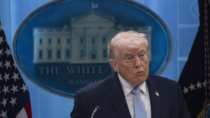 chirurgul-general-nominalizat-de-donald-trump-a-laudat-si-criticat-deopotriva-administratia-sa