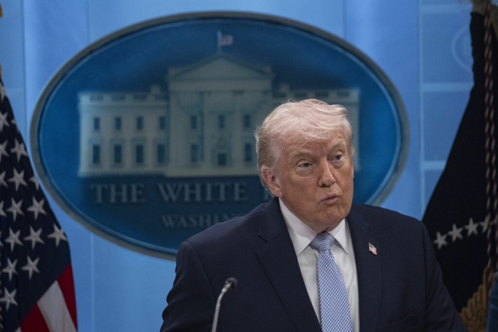 chirurgul-general-nominalizat-de-donald-trump-a-laudat-si-criticat-deopotriva-administratia-sa