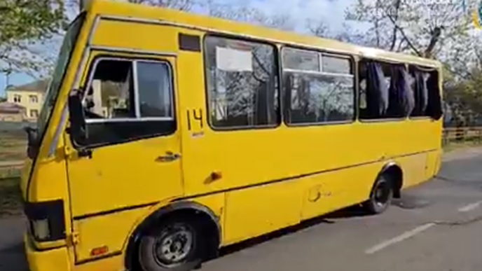 atac-rusesc-cu-drona-in-herson:-cel-putin-doi-morti-si-sapte-raniti-dupa-lovirea-unui-autobuz-civil