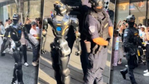 robo-politistii-in-china.-in-shenzhen,-multimi-de-oameni-s-au-adunat-pentru-a-i-urmari-pe-roboti-la-lucru