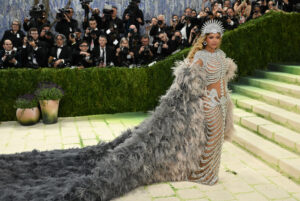 met-gala,-cea-mai-extravaganta-strangere-de-fonduri-din-sua-a-adunat-42-de-milioane-de-dolari.-tinutele-alese-de-vedete