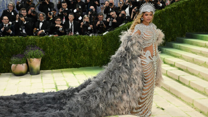 met-gala,-cea-mai-extravaganta-strangere-de-fonduri-din-sua-a-adunat-42-de-milioane-de-dolari.-tinutele-alese-de-vedete