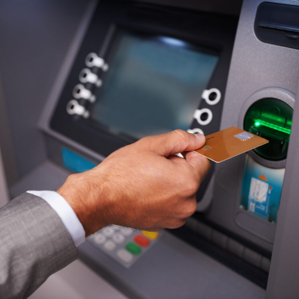 greseala-pe-care-o-facem-cand-scoatem-bani-de-la-bancomat