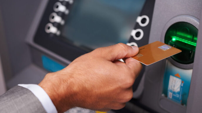 greseala-pe-care-o-facem-cand-scoatem-bani-de-la-bancomat
