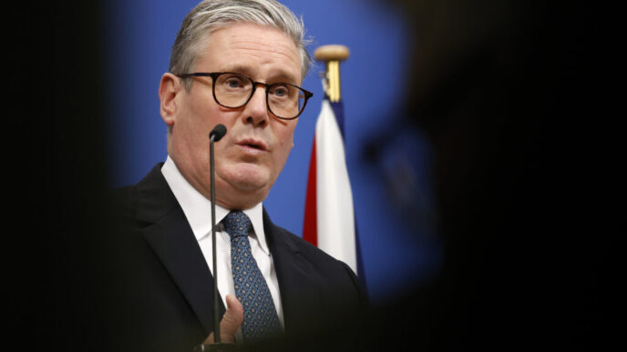 keir-starmer-respinge-apelurile-la-demisie-si-spune-ca-guvernul-sau-este-un-proiect-de-10-ani