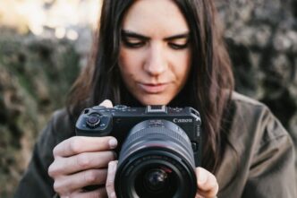 canon-schimba-piata-camerelor-pentru-creatori:-noua-eos-r6-v-filmeaza-7k-raw-si-vine-cu-primul-obiectiv-rf-full-frame-cu-zoom-motorizat