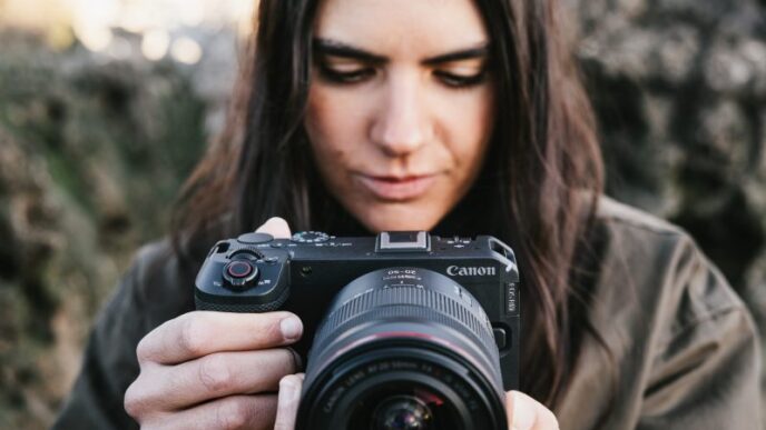 canon-schimba-piata-camerelor-pentru-creatori:-noua-eos-r6-v-filmeaza-7k-raw-si-vine-cu-primul-obiectiv-rf-full-frame-cu-zoom-motorizat