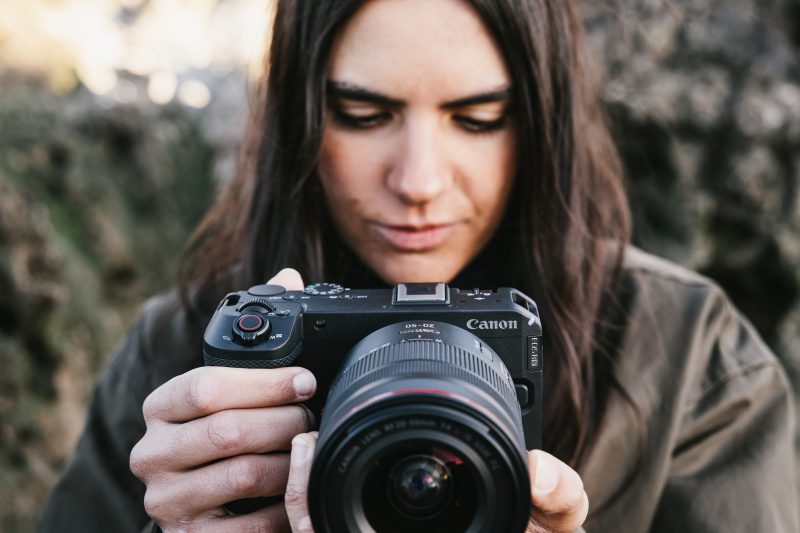canon-schimba-piata-camerelor-pentru-creatori:-noua-eos-r6-v-filmeaza-7k-raw-si-vine-cu-primul-obiectiv-rf-full-frame-cu-zoom-motorizat