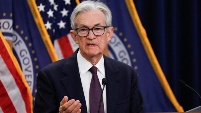 jerome-powell-isi-incheie-azi-mandatul-de-sef-al-rezervei-federale,-unul-dintre-cei-mai-mari-adversari-ai-lui-trump.-cine-este-succesorul-desemnat