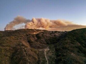 un-incendiu-de-vegetatie-se-raspandeste-rapid-in-california.-au-fost-emise-ordine-de-evacuare