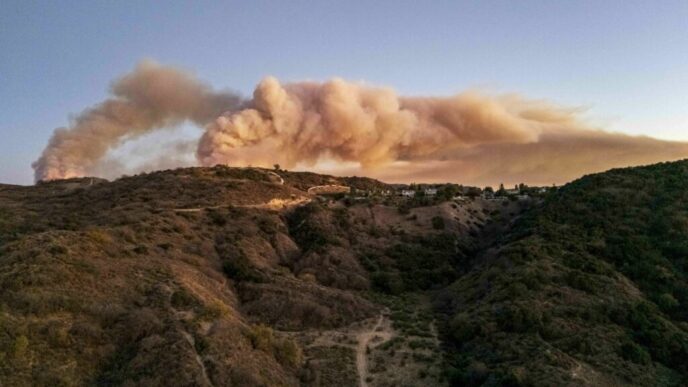 un-incendiu-de-vegetatie-se-raspandeste-rapid-in-california.-au-fost-emise-ordine-de-evacuare