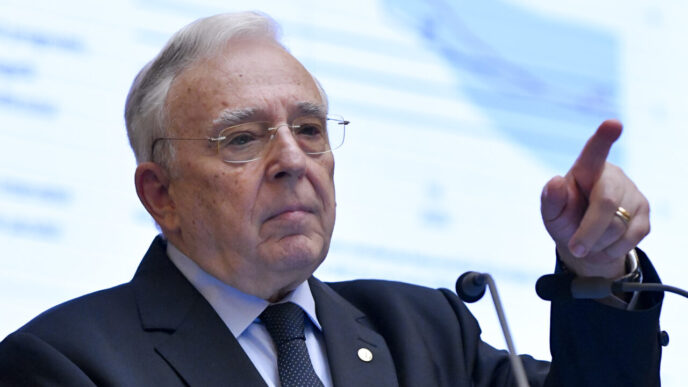 isarescu-critica-ancheta-intelegerilor-intre-banci-pentru-cresterea-ratelor:-n-avem-voie-sa-ridicam-dobanzile?-ne-aparam-cu-tarie-piata-monetara