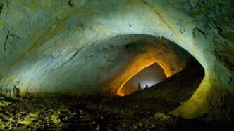 locul-unic-in-lume-care-se-afla-in-romania.-te-simti-ca-intr-un-film-sf,-nu-exista-lumina,-iar-aerul-abia-se-poate-respira
