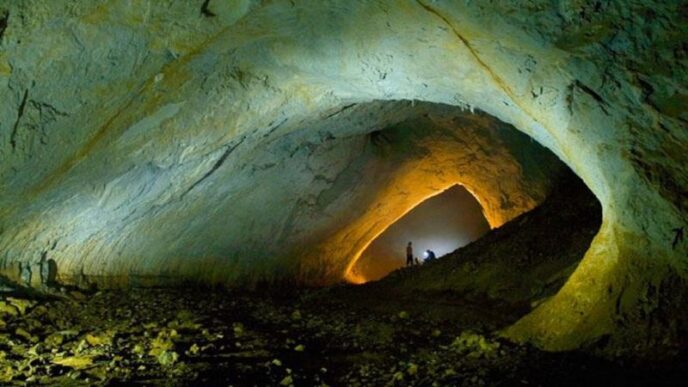 locul-unic-in-lume-care-se-afla-in-romania.-te-simti-ca-intr-un-film-sf,-nu-exista-lumina,-iar-aerul-abia-se-poate-respira