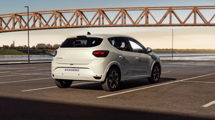 italienii-au-dat-verdictul-despre-dacia-sandero-full-hybrid:-se-lupta-cu-chinezii!