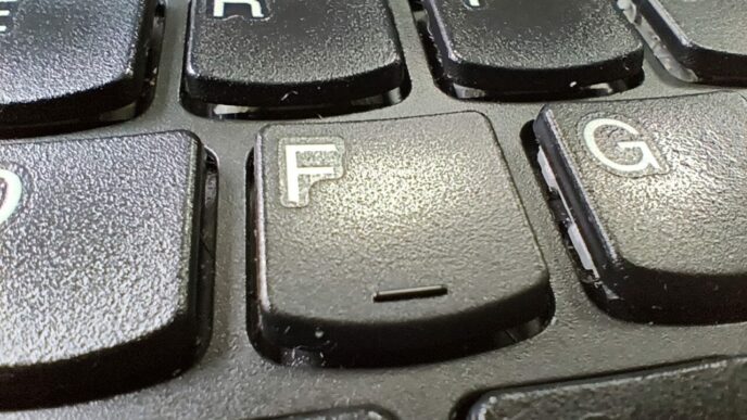 care-este-rolul-liniei-mici-de-sub-literele-f-si-j-de-pe-tastatura?-putini-s-au-gandit-la-asta