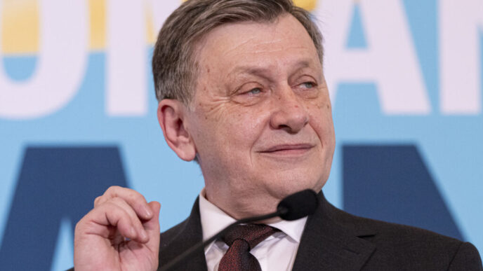 crin-antonescu:-o-sa-incepeti-sa-l-regretati-pe-iohannis-/-acum-greu-mai-deosebesti-pesedistii-de-penelisti