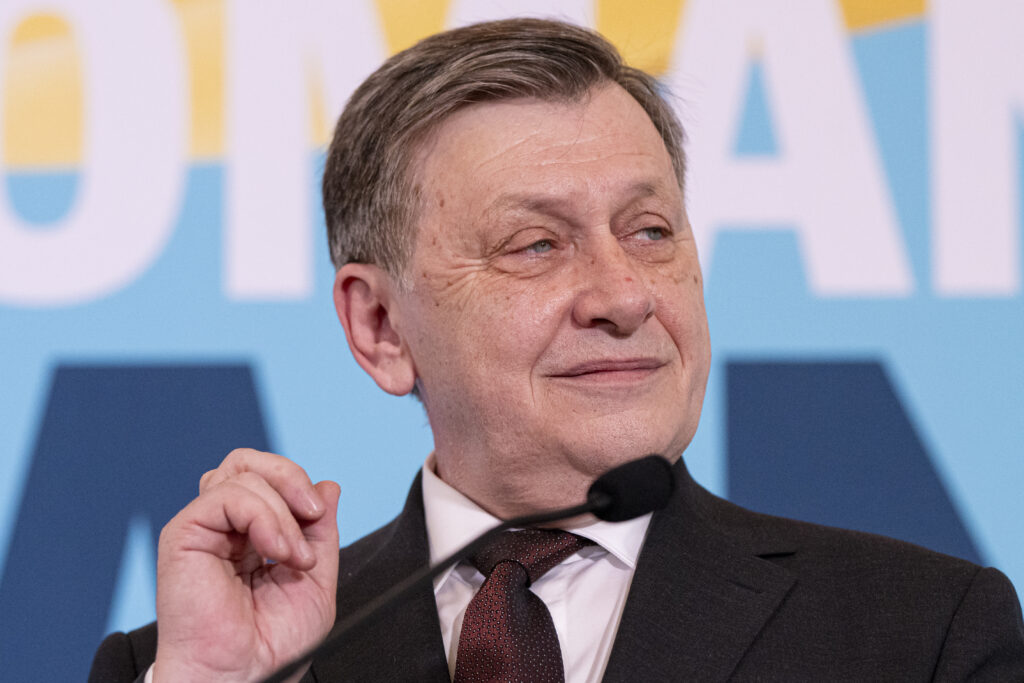 crin-antonescu:-o-sa-incepeti-sa-l-regretati-pe-iohannis-/-acum-greu-mai-deosebesti-pesedistii-de-penelisti