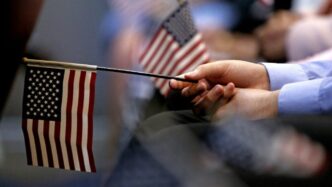 administratia-trump-trimite-solicitantii-de-green-card-inapoi-acasa-pana-la-aprobarea-documentelor