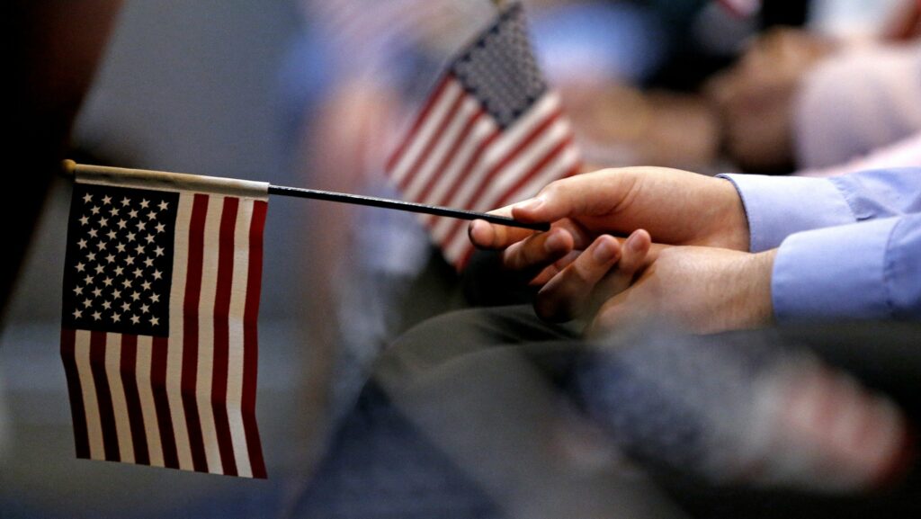 administratia-trump-trimite-solicitantii-de-green-card-inapoi-acasa-pana-la-aprobarea-documentelor
