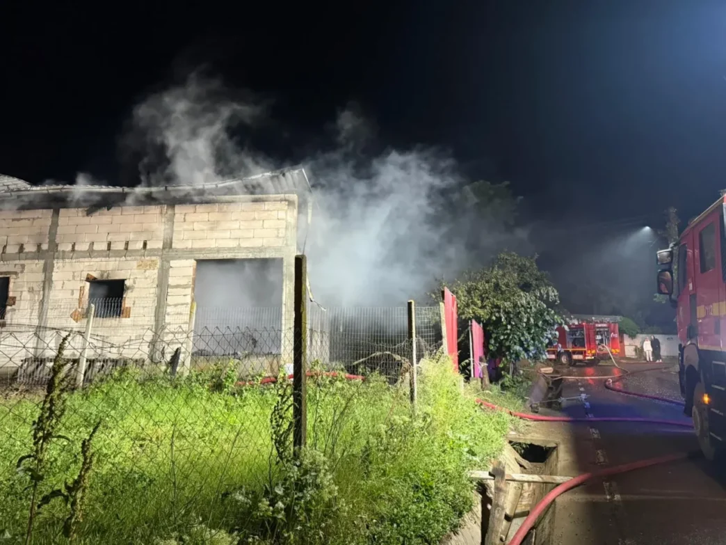 casa-lovita-de-fulger,-in-galati.-incendiul-izbucnit-a-mistuit-vila-de-140-de-metri-patrati