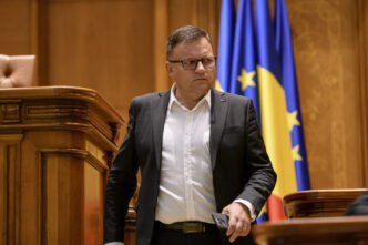 budai:-romanii-au-subscris-titlurile-de-stat-cu-aproape-4-miliarde-de-lei-mai-putin.-romanii-sunt-mai-saraci-din-cauza-staglatiei