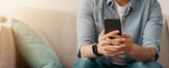 modul-in-care-tii-telefonul-in-mana-iti-tradeaza-personalitatea.-ce-spun-psihologii-despre-tine,-test-viral