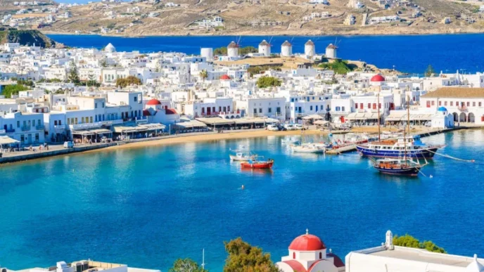 grecia-inaspreste-regulile-pentru-turisti-pe-plaje-turistii-vor-fi-supravegheati-cu-drone-si-risca-amenzi-intre-2000-si-60.000-de-euro-daca-nu-respecta-masurile