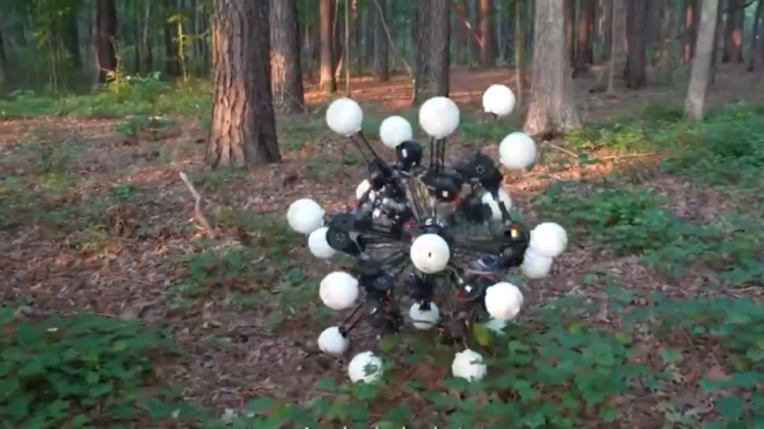 americanii-au-construit-un-robot-cu-20-de-picioare-si-ochi-care-se-misca-si-vede-instantaneu-in-orice-directie