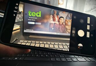 skyshowtime-la-purtator:-cum-vezi-filme-si-seriale-pe-telefon-sau-tableta,-fara-sa-te-complici