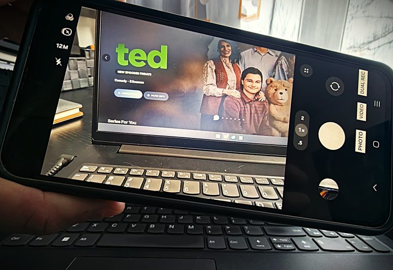 skyshowtime-la-purtator:-cum-vezi-filme-si-seriale-pe-telefon-sau-tableta,-fara-sa-te-complici