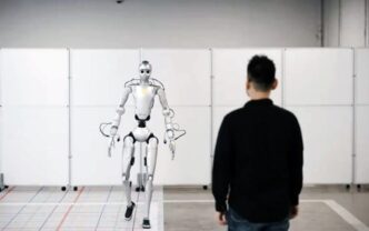 video-|-nvidia-lanseaza-robotul-umanoid-pentru-cercetatori.-isaac-gr00t-are-maini-cu-cinci-degete,-creier-ai-si-senzori